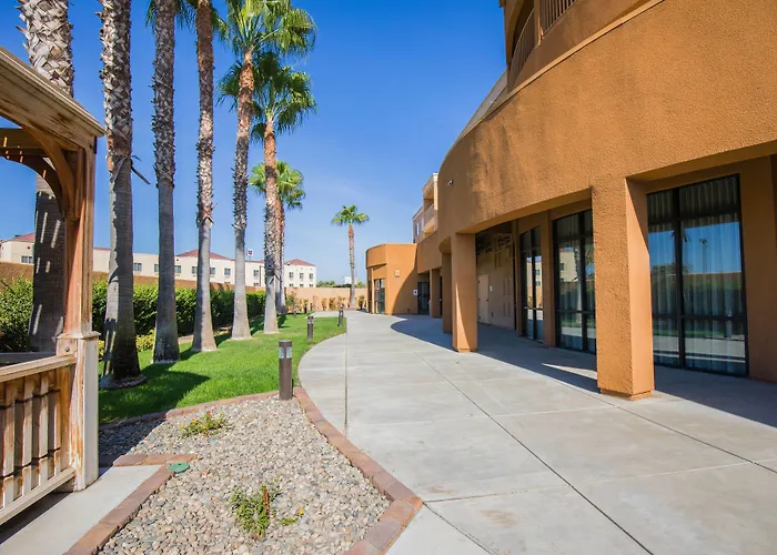 Luxury hotel only: Courtyard By Marriott Merced